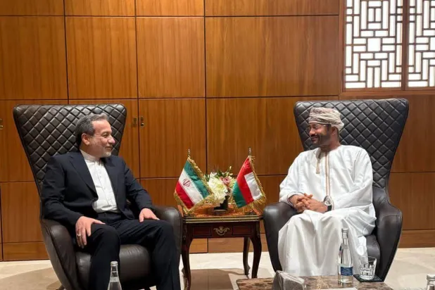 صورة نشرها موقع عراقجي من لقائه مع نظيره العماني بدر البوسعيدي في مسقط