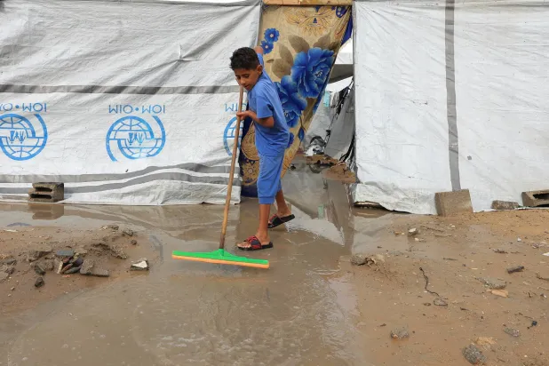 أدت الأمطار الغزيرة في قطاع غزة إلى غمر المخيمات بالمياه وانهيار الخيام (رويترز)