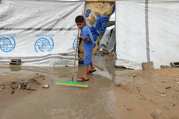 Gazze Şeridi'ndeki şiddetli yağışlar kampları sular altında bıraktı, çadırların çökmesine neden oldu (Reuters)