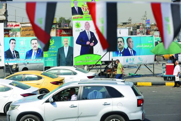 لافتات دعائية في بغداد من حملة الانتخابات العراقية (أ.ف.ب)