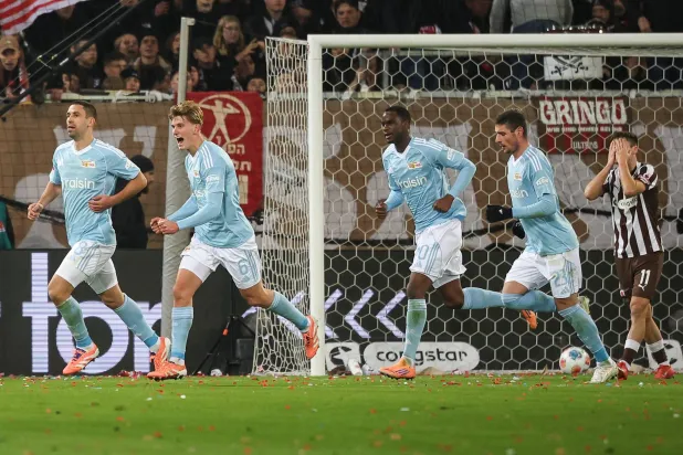 فرحة لاعبي يونيون برلين بالفوز على سانت باولي (أ.ب)