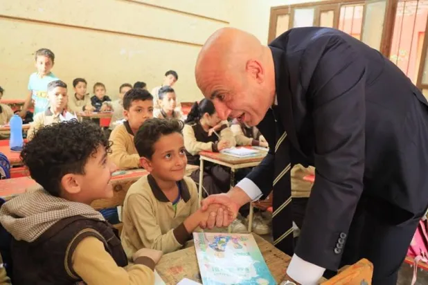 وزير التعليم المصري محمد عبد اللطيف يتابع سير العملية التعليمية بإحدى المدارس (أرشيفية - وزارة التربية والتعليم)