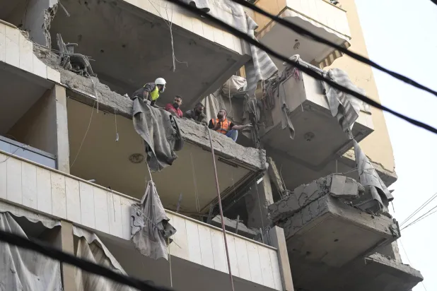 عناصر من الدفاع المدني في موقع استهداف طبطبائي الأحد بضاحية بيروت الجنوبية (الشرق الأوسط)