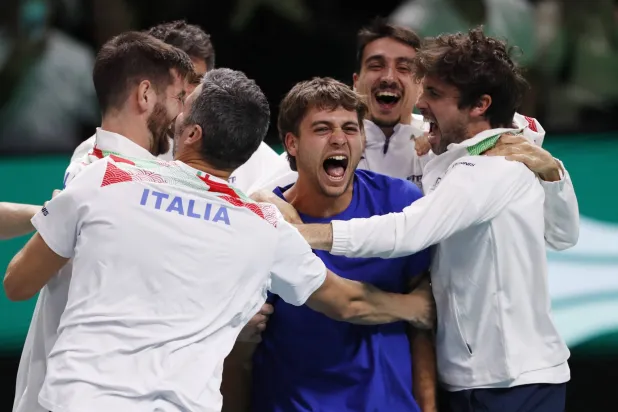 فرحة لاعبي إيطاليا بالفوز بكأس ديفيز على حساب إسبانيا (رويترز)