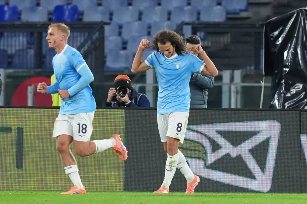 ماتيو غيندوزي يحتفل بهدف التقدم للاتسيو (أ.ب)