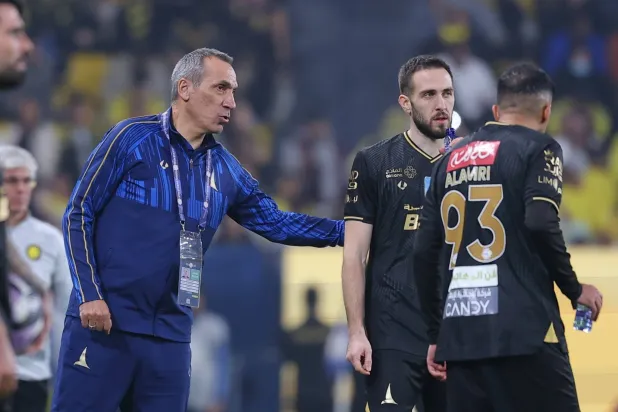 اليوناني جورجيوس دونيس، مدرب فريق الخليج (تصوير: عبد العزيز النومان) 