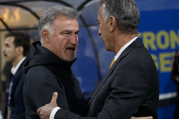 شاموسكا ونظيره غالتييه قبل بداية مواجهة نيوم والتعاون (تصوير: نايف العتيبي)