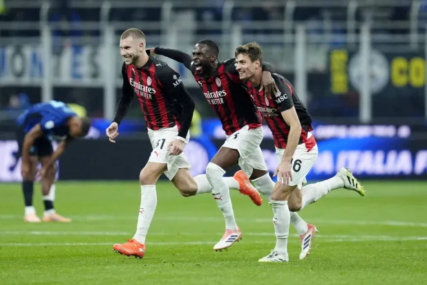 فرحة لاعبي ميلان بالفوز العصيب على انتر (رويترز)