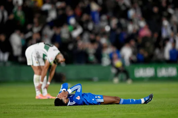 انهيار بيلينغهام بالملعب بعد التعادل مع إلتشي (رويترز)