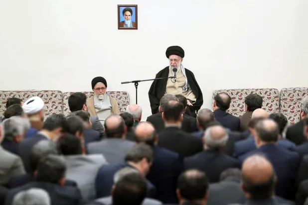 
المرشد الإيراني علي خامنئي وبجواره خطيب خلال لقاء مع مسؤولي وزارة الاستخبارات في فبراير الماضي (موقع المرشد)