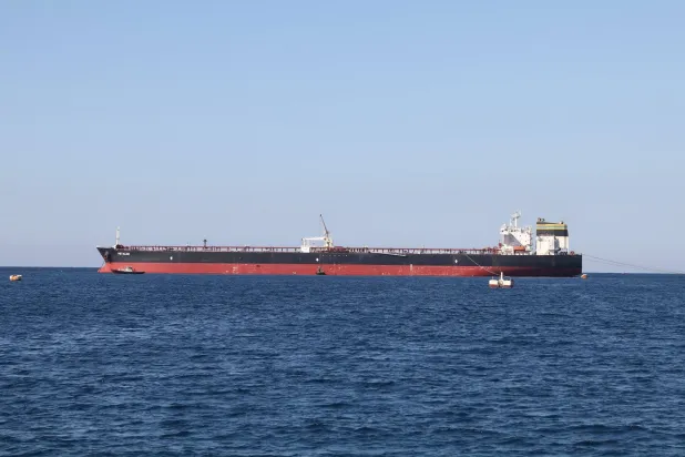 باخرة تحمل نفطاً سعودياً في إطار منحة قُدمت إلى سوريا (سانا)
