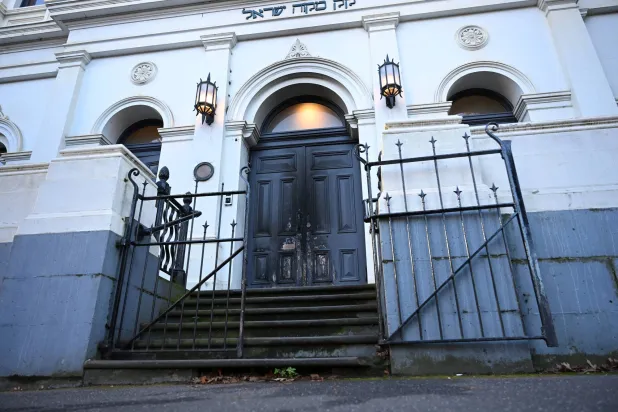 صورة للواجهة الخارجية المتضررة للكنيس اليهودي في ملبورن في 5 يوليو 2025 (رويترز)