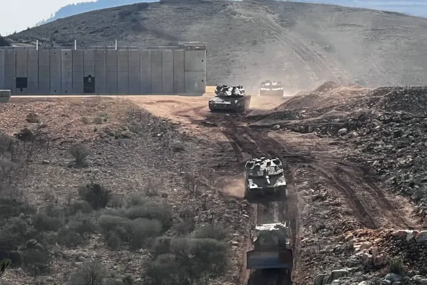  İsrail tank ve buldozerleri Lübnan sınırında (Reuters)