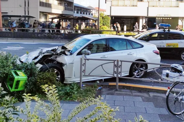 سيارة متضررة في موقع حادث دهس أصيب فيه عدد من الأشخاص في طوكيو الاثنين (إ.ب.أ)
