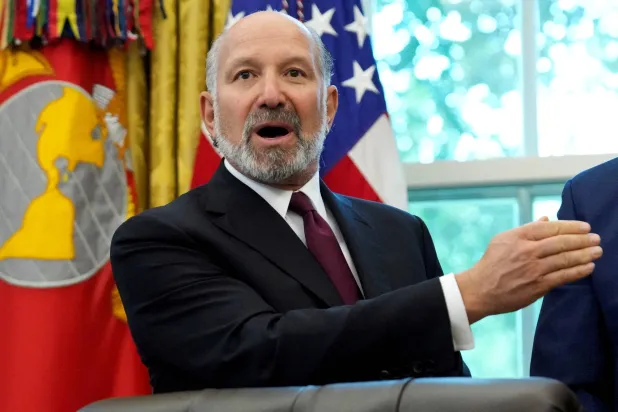 وزير التجارة الأميركي هوارد لوتنيك في حديث سابق داخل المكتب البيضاوي بالبيت الأبيض (رويترز)