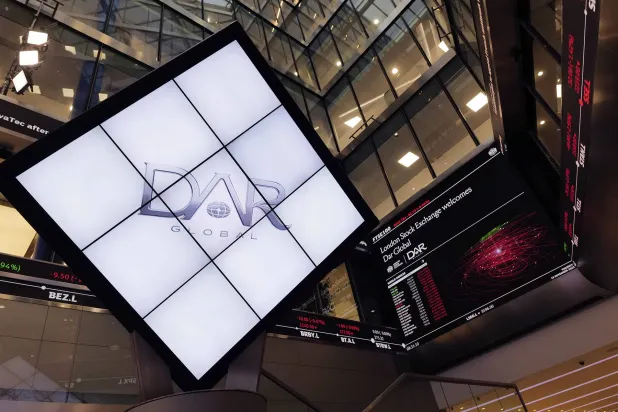 شعار شركة «دار جلوبال» في بورصة لندن بعد قرع الجرس (الشرق الأوسط)