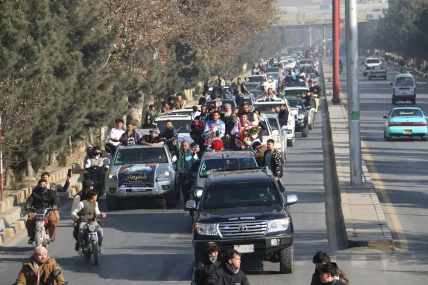 احتشد آلاف من السكان قرب المطار لاستقبال ثلاثة رياضيين فقط (المتحدث الرسمي لوزارة الداخلية الأفغاني)