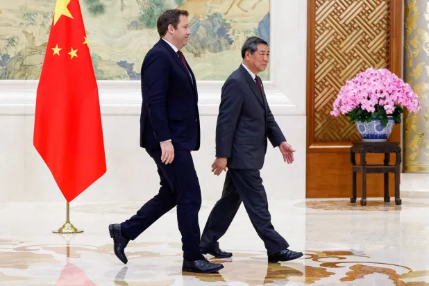 نائب رئيس الوزراء الصيني هي ليفينغ لدى استقبال وزير المالية الألماني لارس كلينغبيل الأسبوع الماضي في العاصمة بكين (رويترز)