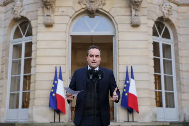 سيباستيان ليكورنو يدلي بتصريح عقب اجتماع حكومي في قصر ماتينيون بباريس في 24 نوفمبر 2025 (رويترز)