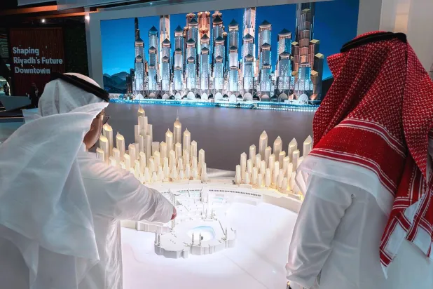 نماذج لمشروع «بوابة الملك سلمان» في أحد المعارض (الشركة)