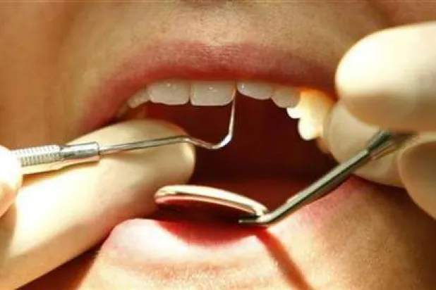 يمكن إصلاح مينا الأسنان والتصدي للتسوس باستخدام الشعر البشري (أرشيفية - رويترز)