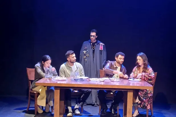 الأزواج الأربعة يتوسّطهم البطل الخيالي (الشرق الأوسط)