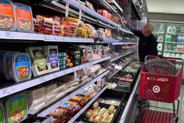 تعد اللحوم مصدراً غنياً لفيتامين ب12 (أ.ف.ب)