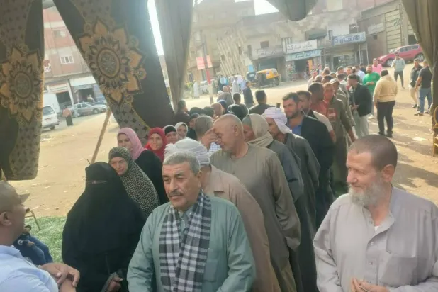 ناخبون مصريون في أحد مراكز التصويت بمحافظة كفر الشيخ (الشرق الأوسط)