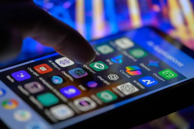 عززت ماليزيا خلال السنوات الأخيرة رقابتها على منصات التواصل الاجتماعي لمكافحة تزايد الجرائم الإلكترونية (أرشيفية - رويترز)