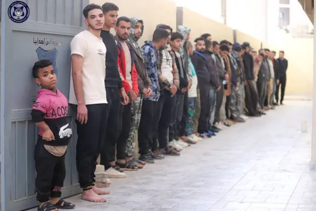 مهاجرون غير نظاميين من الجنسية المصرية عُثر عليهم في «وكر» في أجدابيا شرق ليبيا يوم الأحد (مديرية أمن أجدابيا)