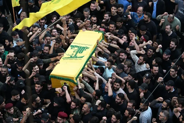 جانب من عملية تشييع الطبطبائي واثنين من مرافقية في الضاحية الجنوبية لبيروت الاثنين (الشرق الأوسط)