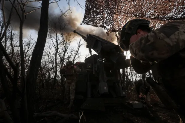 جنود أوكرانيون يطلقون النار من مدفع «هاوتزر» ذاتي الحركة باتجاه القوات الروسية في موقع على خط المواجهة بمنطقة دونيتسك (رويترز)