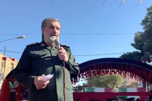 القيادي في «الحرس الثوري» محسن رضائي يلقي خطاباً أمام مشيعين بالقرب من قبر الجنرال قاسم سليماني بمدينة كرمان في جنوب إيران اليوم (التلفزيون الرسمي)