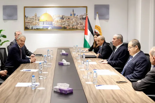 الشيخ وفريقه يلتقي بلير وفريقه في رام الله (موقع الشيخ على إكس)