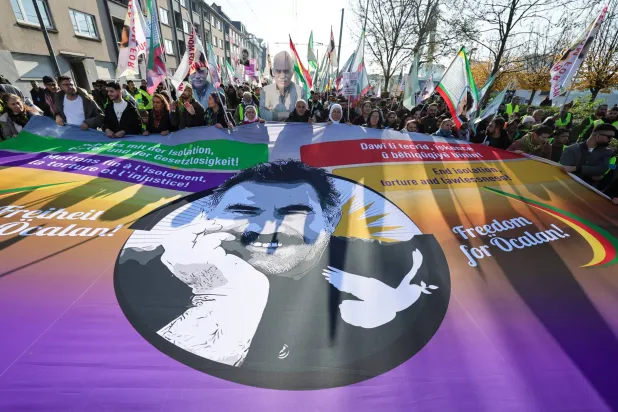 أكراد يرفعون صورة كبيرة لأوجلان خلال مسيرة بمدينة كولونيا الألمانية في 8 نوفمبر للمطالبة بإطلاق سراحه (د.ب.أ)