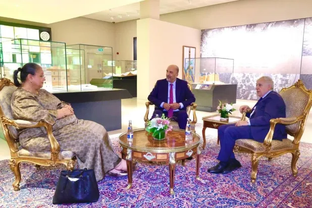 عضو المجلس الرئاسي الليبي موسى الكوني يتوسط المبعوثة الأممية هانا تيتيه والمبعوث السابق غسان سلامة خلال لقاء في سلطة عمان الأحد (حساب الكوني على «فيسبوك»)