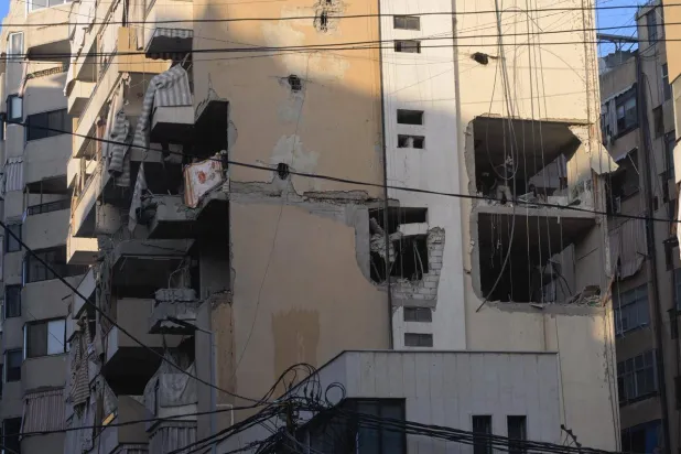 تبدو آثار الصواريخ التي أُطلقت على المبنى حيث تم اغتيال رئيس أركان «حزب الله» هيثم الطبطبائي (الشرق الأوسط)