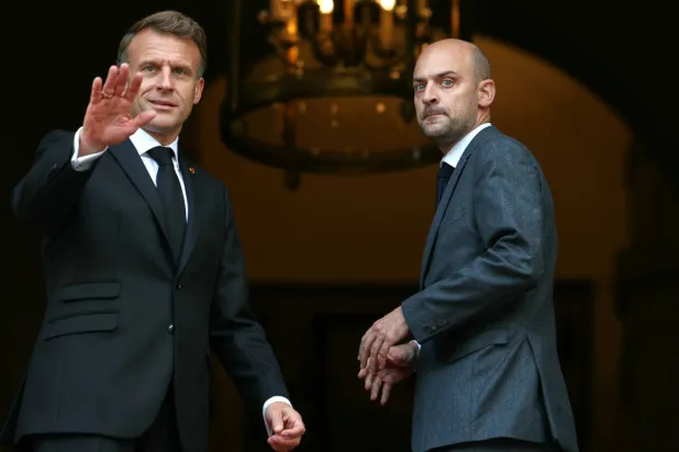 وزير الخارجية جان نويل بارو مستقبلاً الرئيس ماكرون على مدخل وزارته في 9 أكتوبر الماضي (أ.ب)