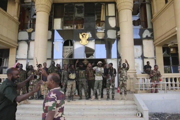 عناصر في الجيش يحتفلون بعد استعادتهم القصر الجمهوري في الخرطوم يوم 21 مارس 2025 (أ.ب)
