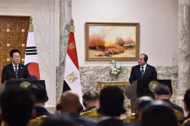 الرئيس المصري عبد الفتاح السيسي يستقبل نظيره الكوري الجنوبي لي جاي ميونغ في القاهرة نهاية الأسبوع الماضي (الرئاسة المصرية)