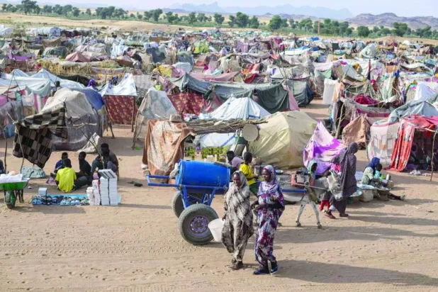 نازحون سودانيون فروا من الفاشر بعد سقوط المدينة في قبضة «قوات الدعم السريع» (أ.ف.ب)