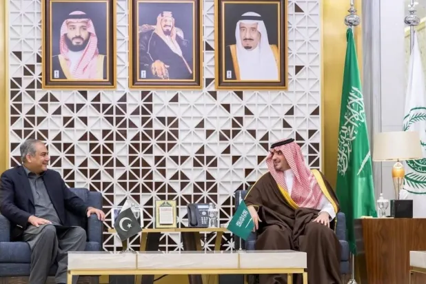 Saudi Interior Minister Prince Abdulaziz bin Saud bin Naif receives his Pakistani counterpart Mohsin Raza Naqvi in Riyadh on Monday. (SPA)