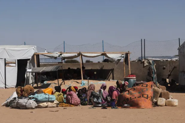 Sudan ordusu ile HDK arasında devam eden çatışmalardan kaçarak kısa süre önce Faşir’den gelen ve Çad'ın doğusundaki bir kampta yerde oturan Sudanlı mülteciler, 23 Kasım 2025 (Reuters)