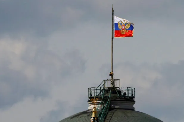 العَلم الروسي أعلى الكرملين (رويترز)