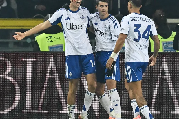 فرحة لاعبي كومو بالتسجيل في مرمى تورينو تكررت خمس مرات (إ.ب.أ)