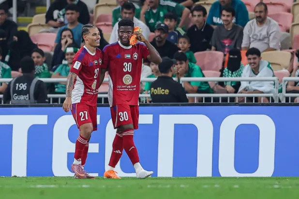 عثمان كمارا (يمين) يحتفل بهدفه في الأهلي (الاتحاد الآسيوي)