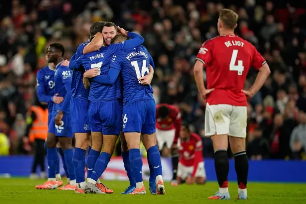 فرحة لاعبي إيفرتون وحسرة لاعبي مان يونايتد (أ.ب)