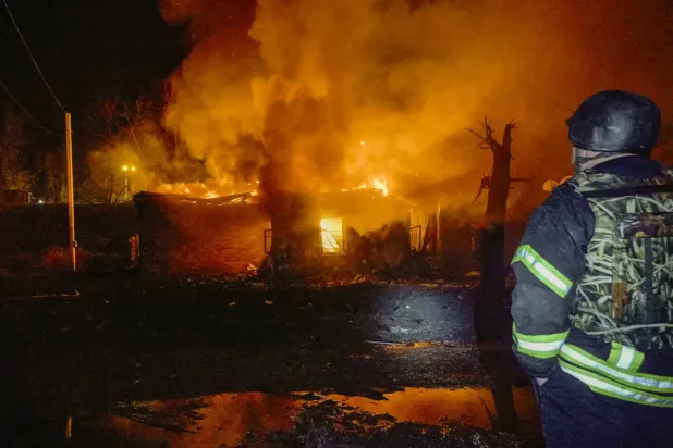 Rusya'nın dün gece Ukrayna'nın doğusundaki Harkov kentine düzenlediği saldırı sonucu yangın çıktı (EPA)