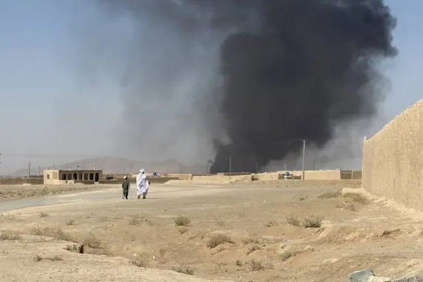 Geçtiğimiz ekim ayında Chaman'daki ortak sınırda Taliban güçleri ile Pakistan askerleri arasında çıkan çatışmalar sırasında dumanlar yükseliyor (Arşiv- EPA)