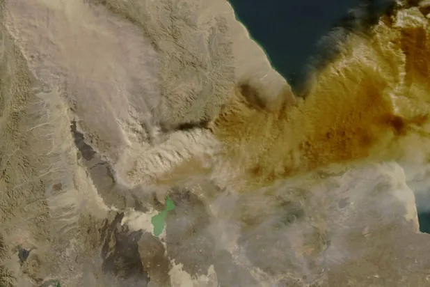 صورة من القمر الاصطناعي تُظهر تصاعد الرماد من ثوران بركان هايلي غوبي في إثيوبيا أثناء انجرافه فوق البحر الأحمر (رويترز)
